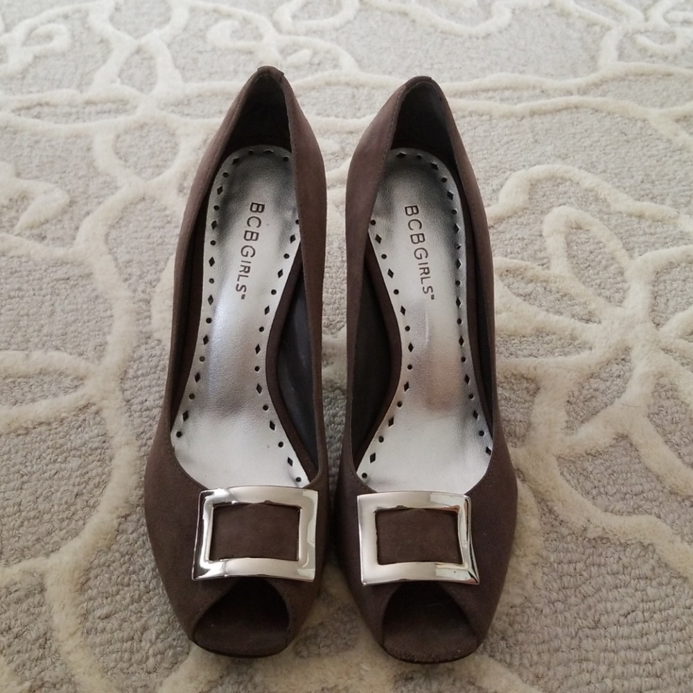 BCBG girls peep toe gray suede pumps